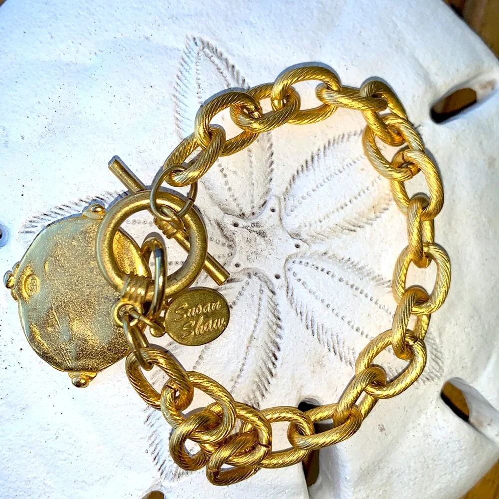 Susan Shaw Gold Bracelet engraved with the Honey Bee. - Picture 3 of 4